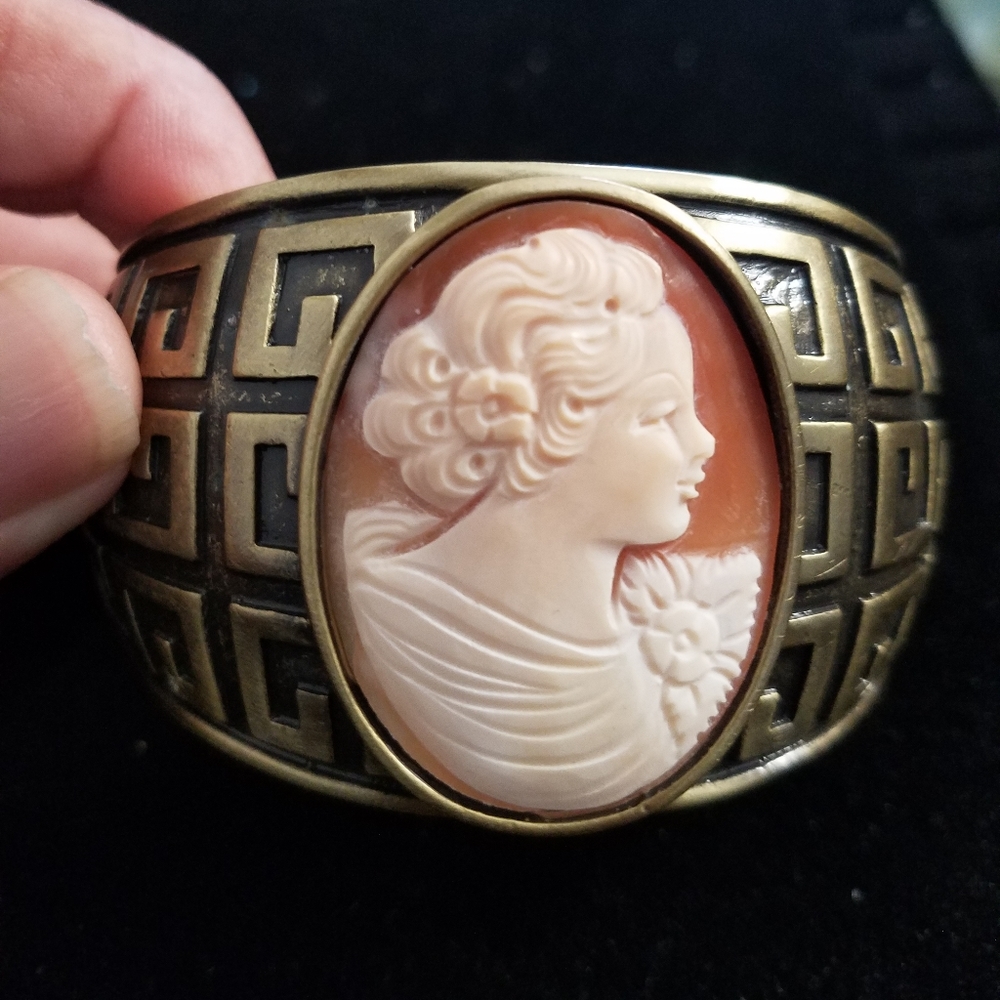 Large Amadeo Cameo Cuff - Picture 3 of 4
